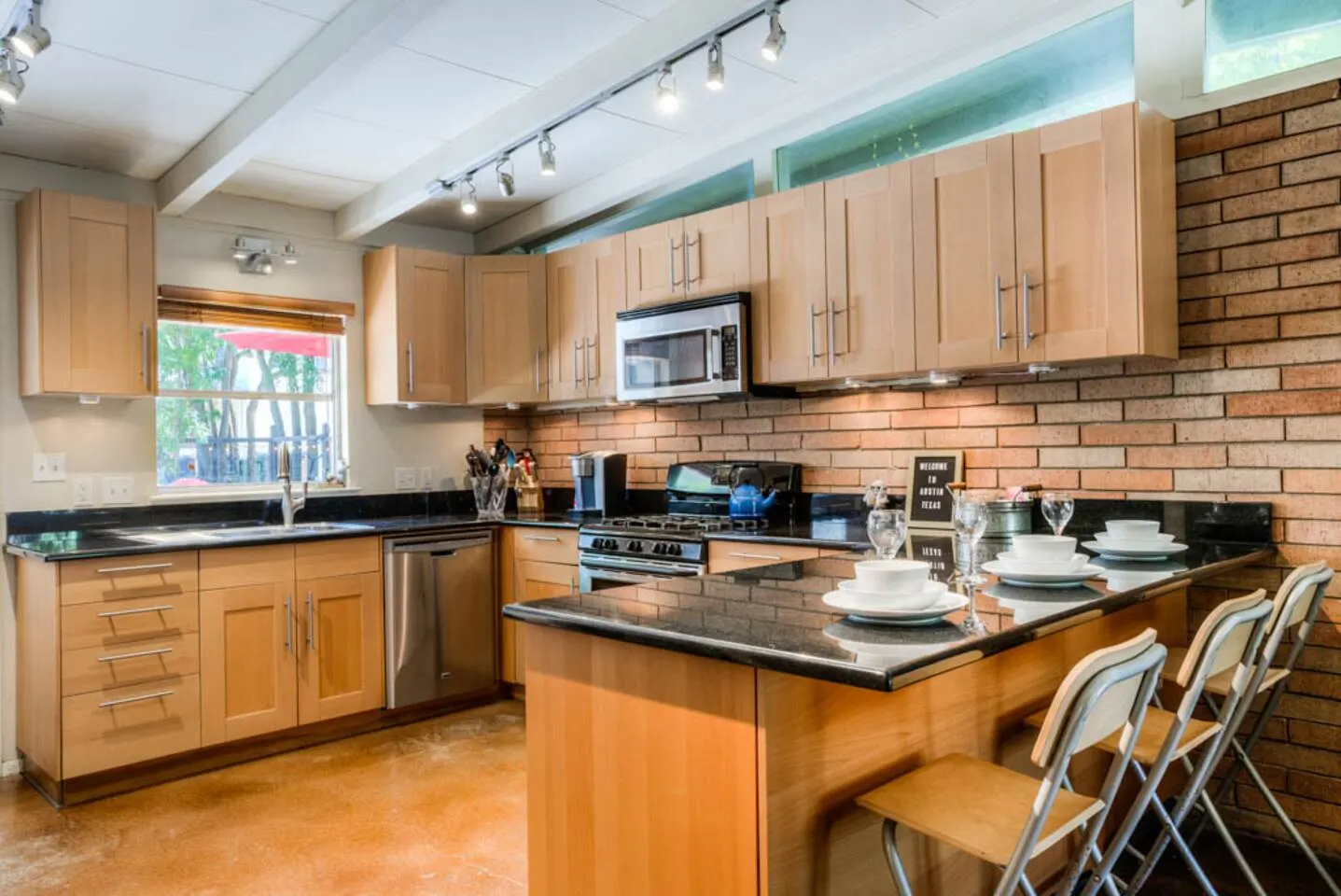 Next to UT, 3 Miles to Downtown, Pet- Friendly