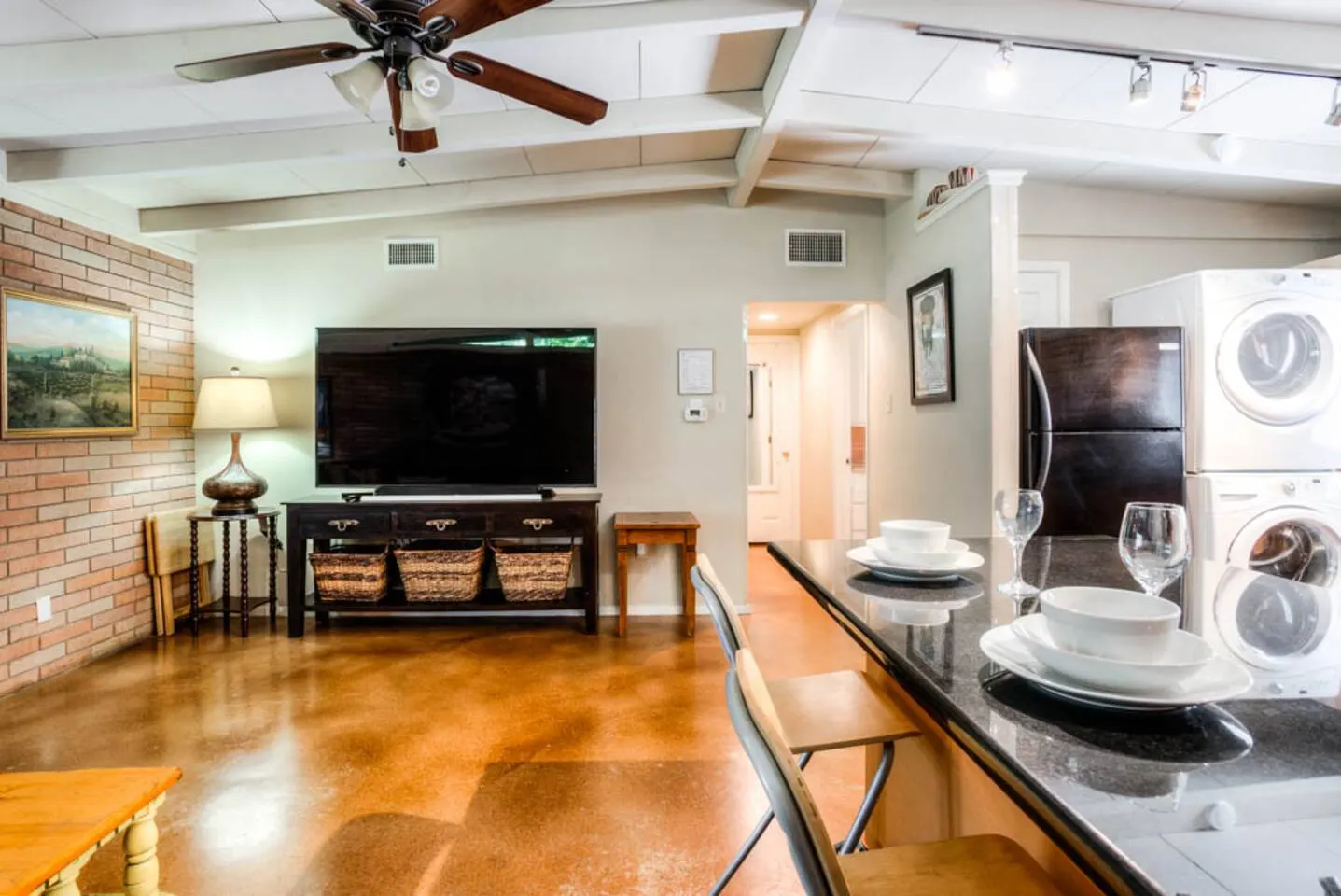 Next to UT, 3 Miles to Downtown, Pet- Friendly 11