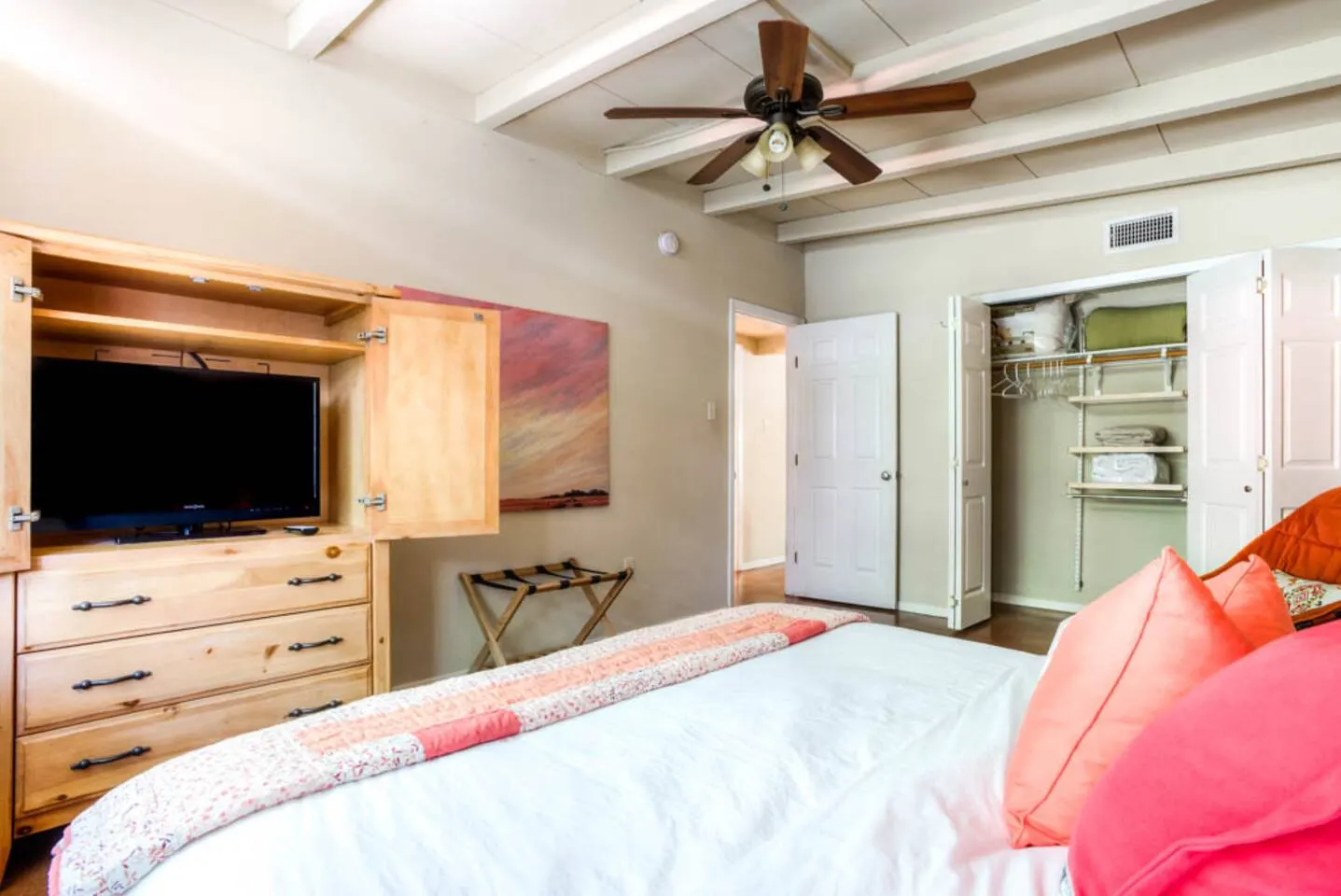 Next to UT, 3 Miles to Downtown, Pet- Friendly 12