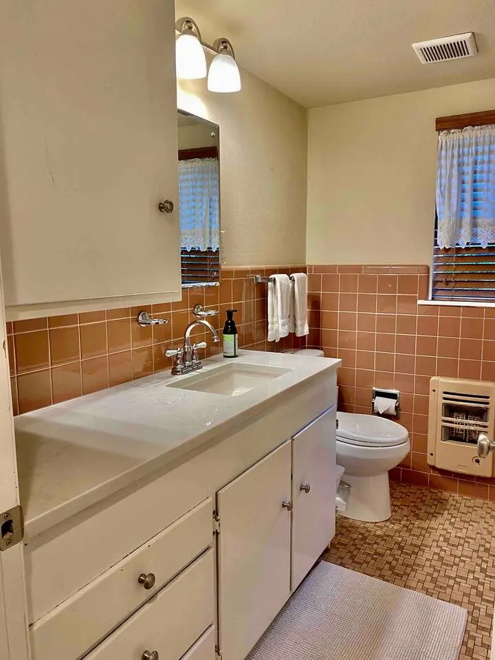 Next to UT, 3 Miles to Downtown, Pet- Friendly 14