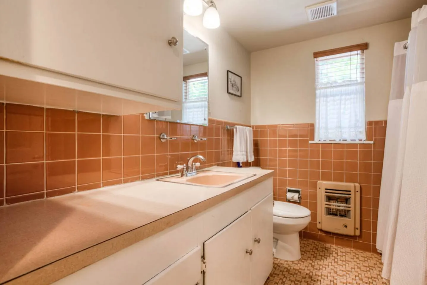 Next to UT, 3 Miles to Downtown, Pet- Friendly 15