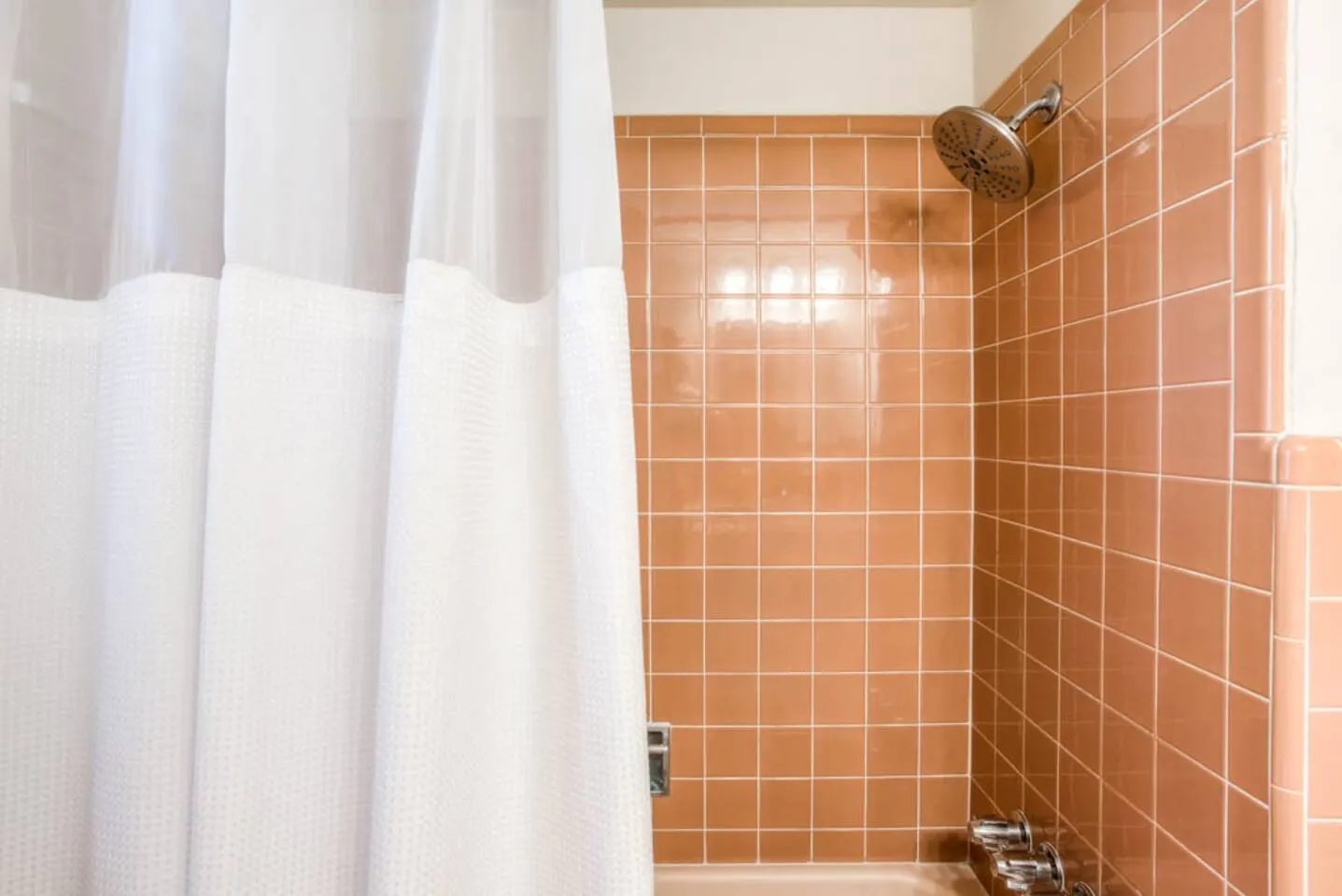 Next to UT, 3 Miles to Downtown, Pet- Friendly 16