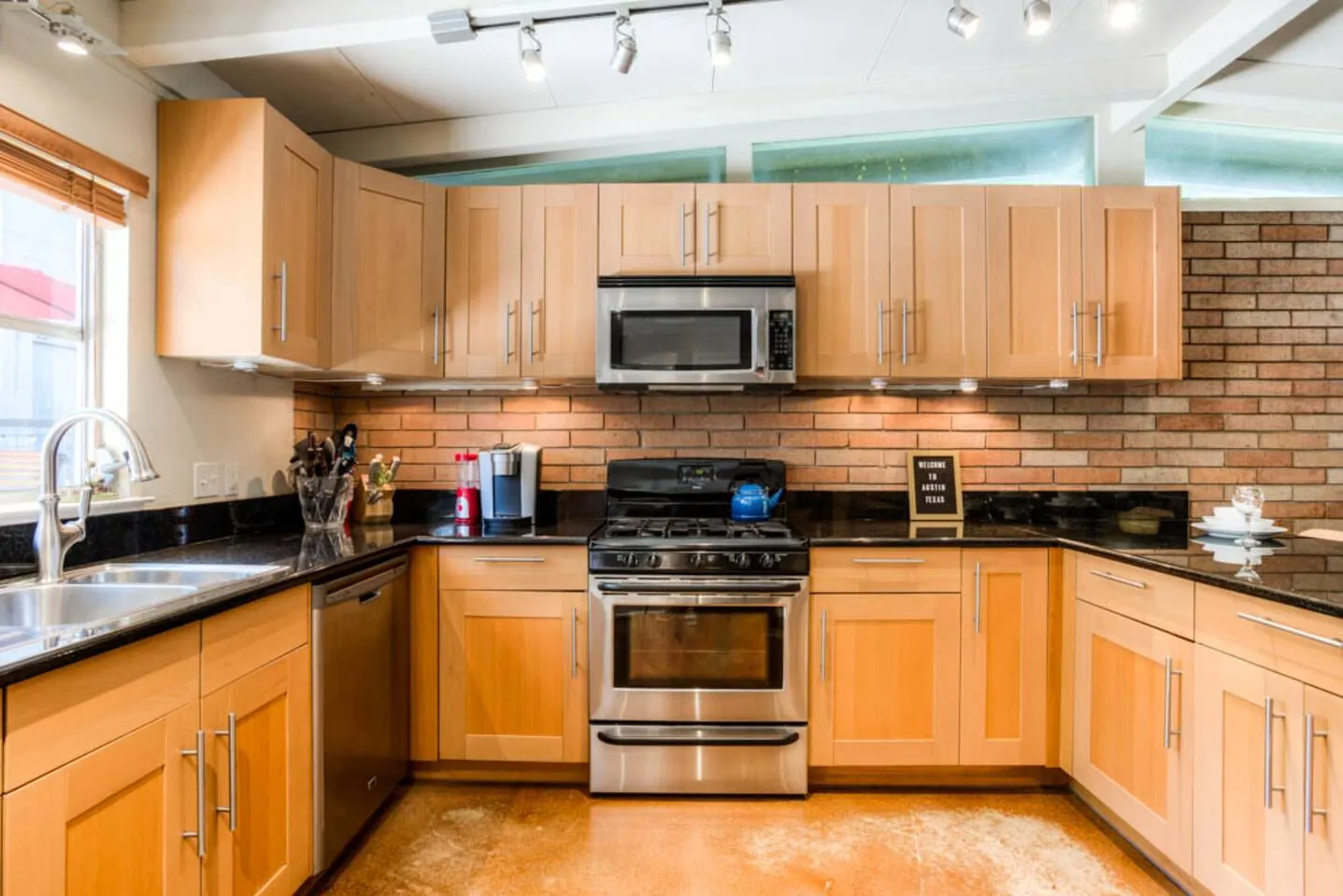 Next to UT, 3 Miles to Downtown, Pet- Friendly 6