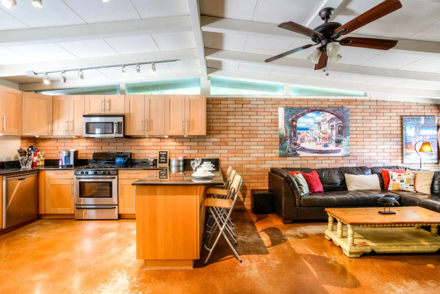 Next to UT, 3 Miles to Downtown, Pet- Friendly 8