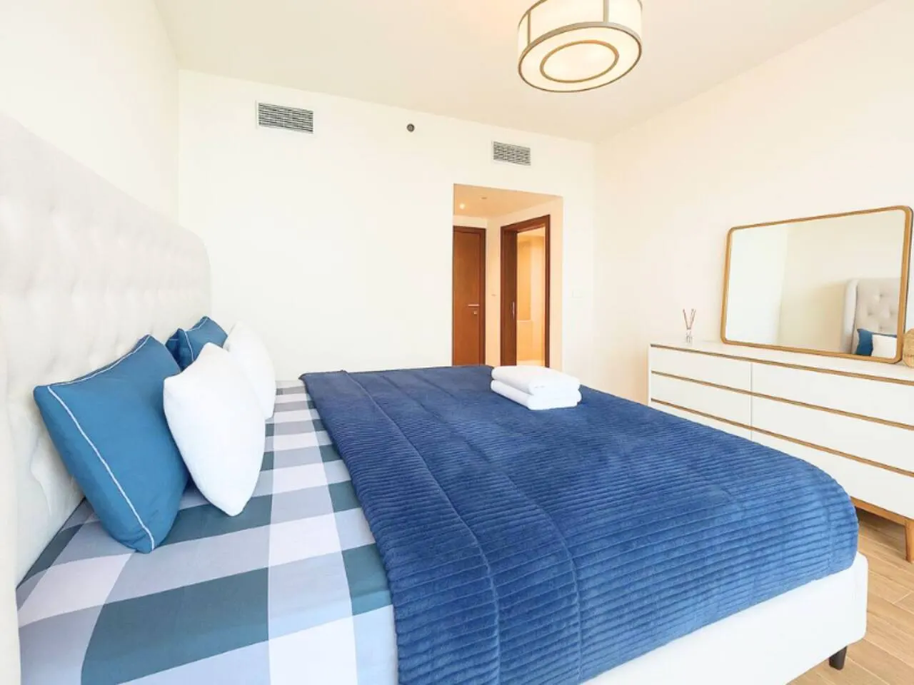 DreamShoma-1BR Stunning Canal View 2