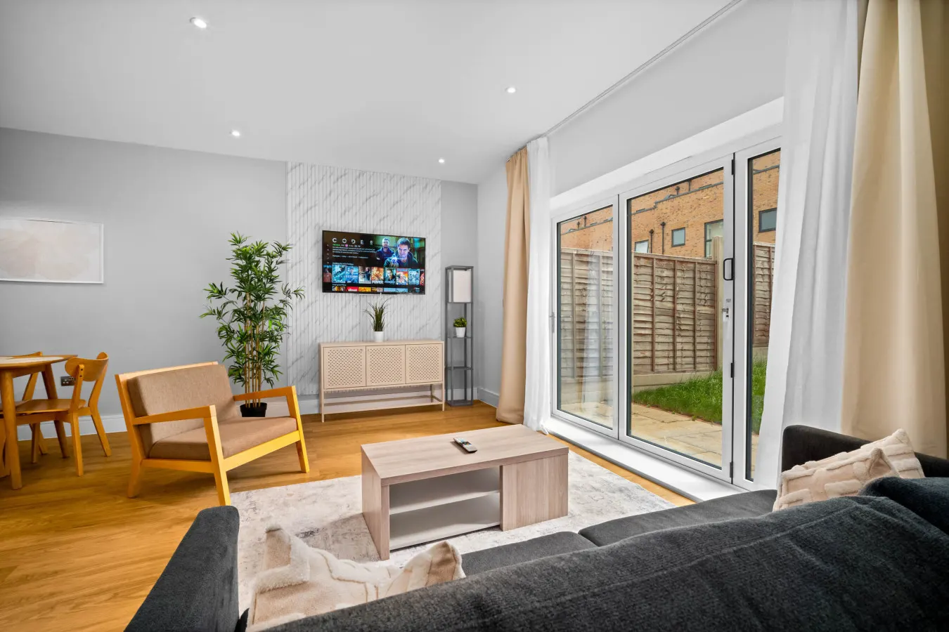 Elegant Four Bedroom Townhouse - Garden - Balconies - Parking 1