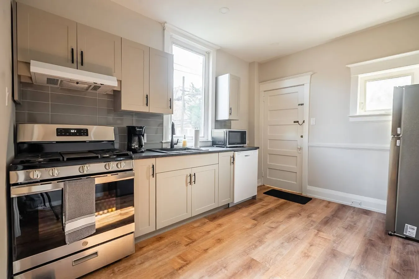 Trinity Bellwoods 1BR Walk to Cafés Sleeps 4 4