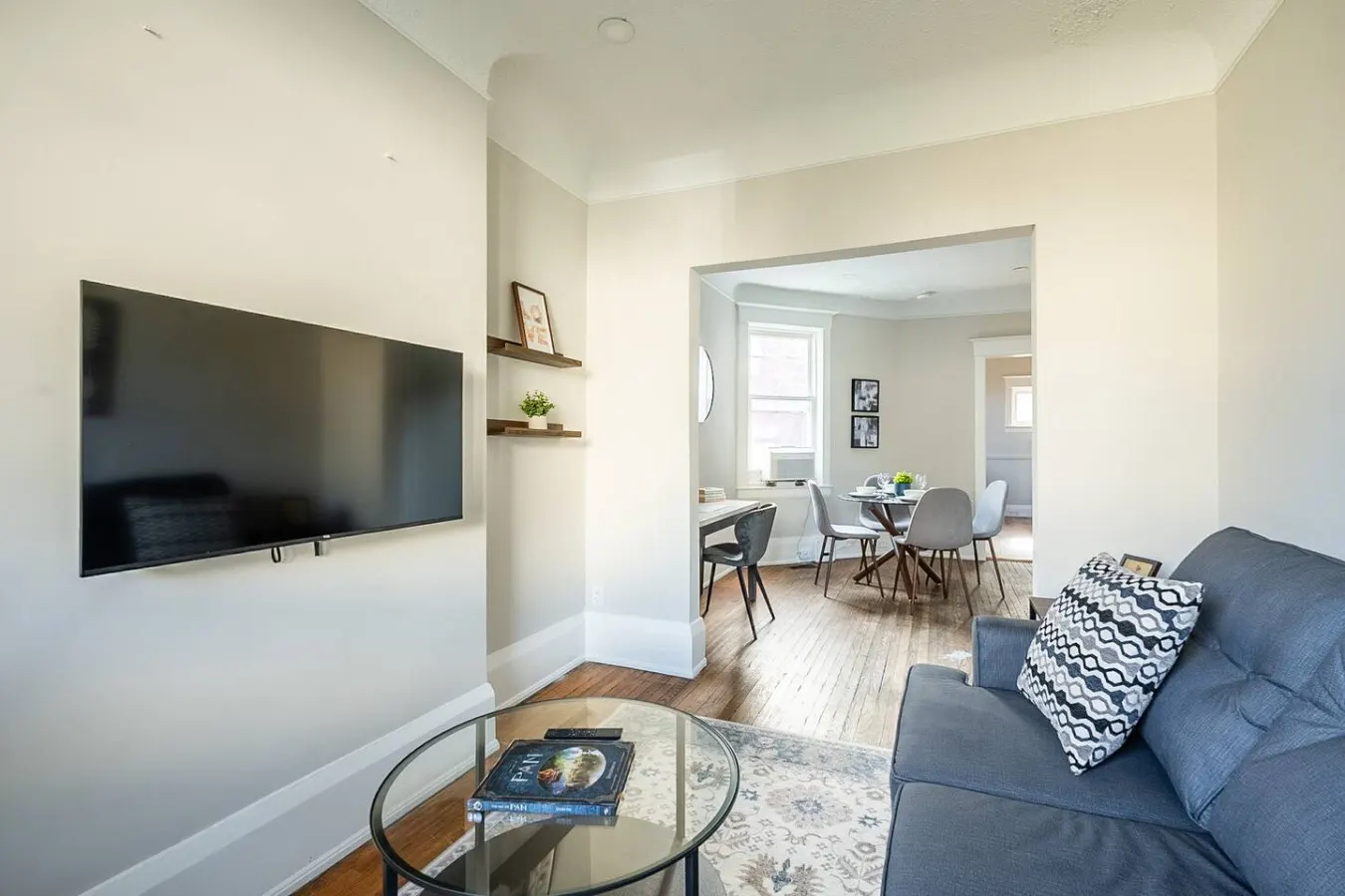 Trinity Bellwoods 1BR Walk to Cafés Sleeps 4 5