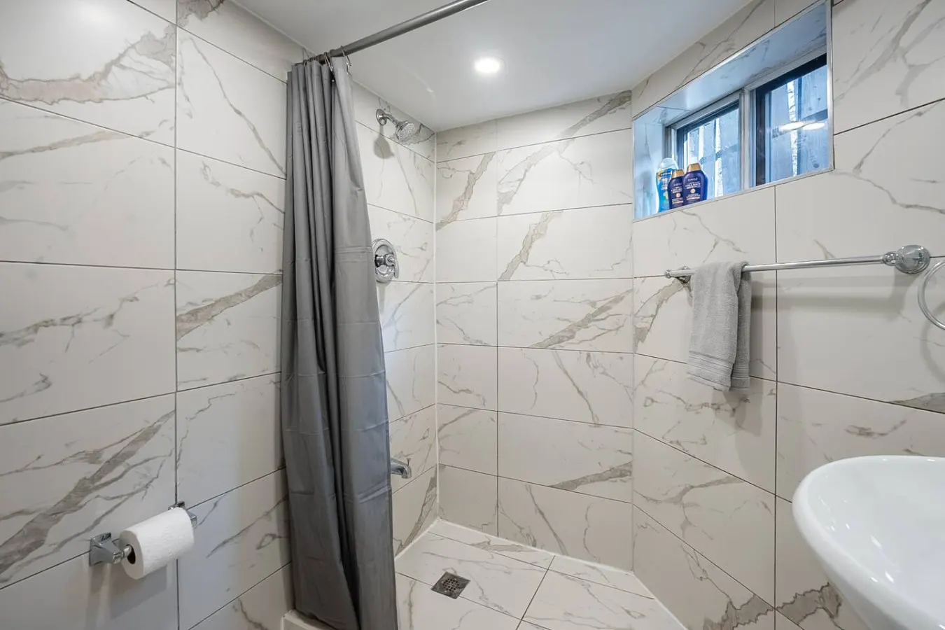 Trinity Bellwoods 1BR Walk to Cafés Sleeps 4 6