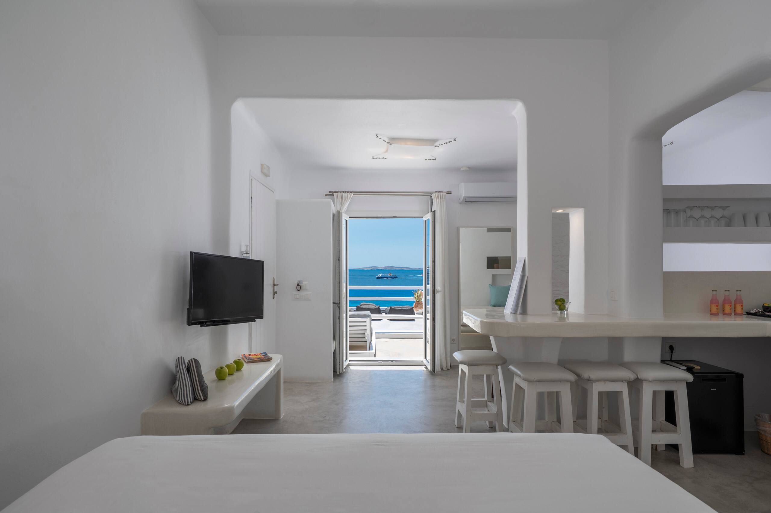 Superior Suite Sea View | Flaskos Suites — photo 1
