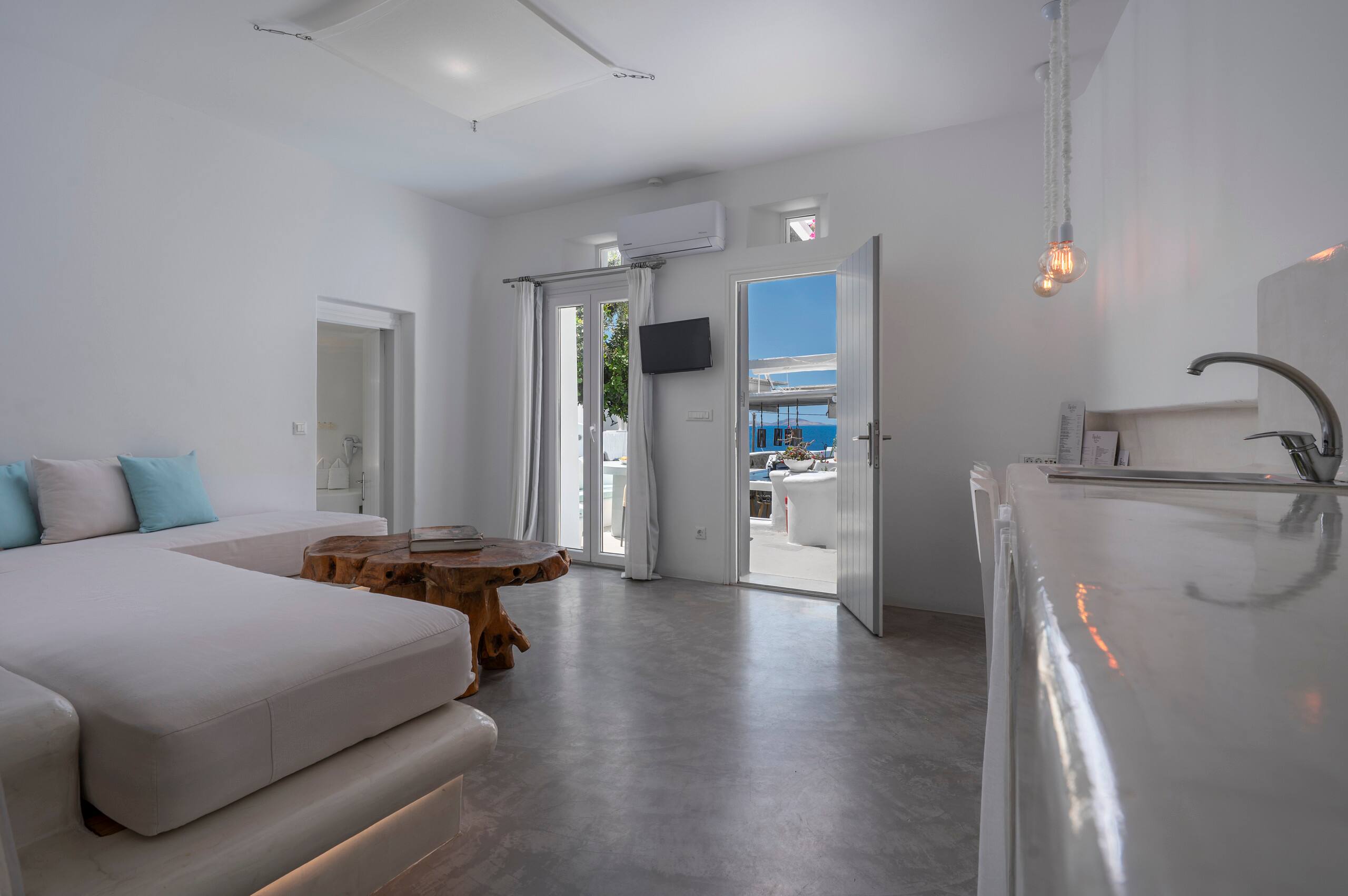Superior Suite Sea View | Flaskos Suites 6