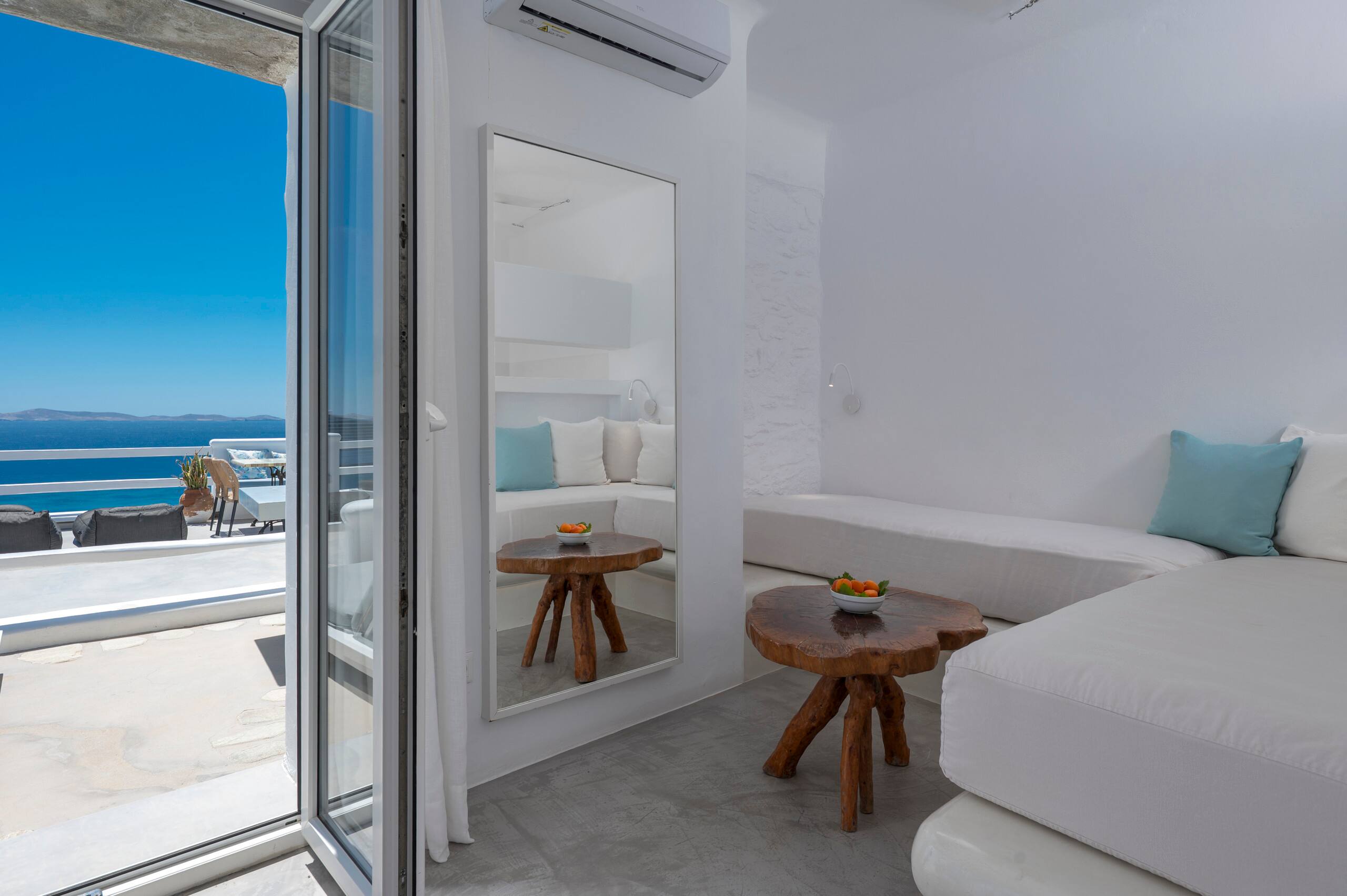 Superior Suite Sea View | Flaskos Suites — photo 4