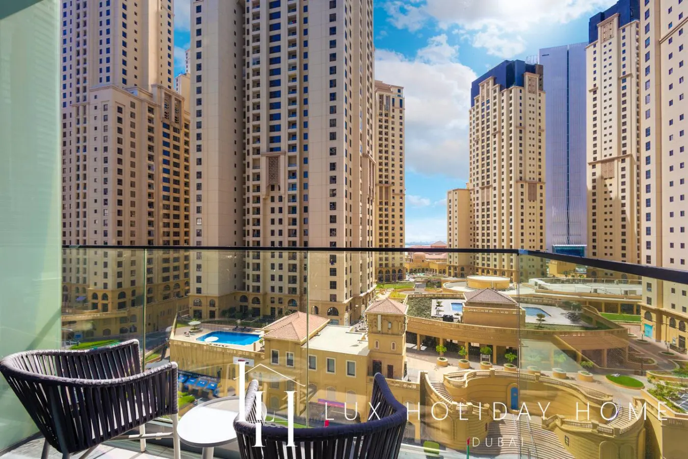 LUX | LIV Contemporary Skyline Studio