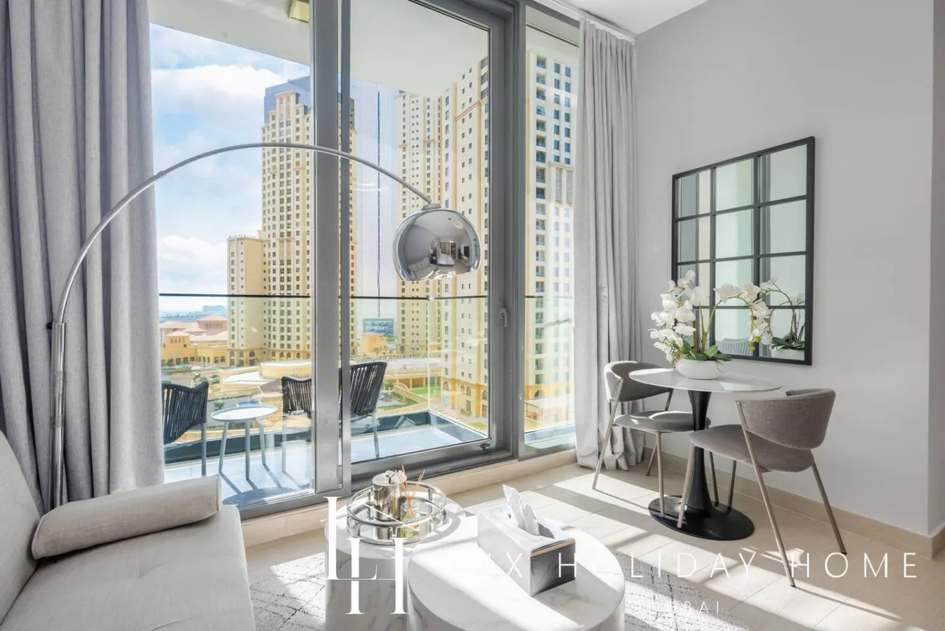 LUX LIV Contemporary Skyline Studio 2