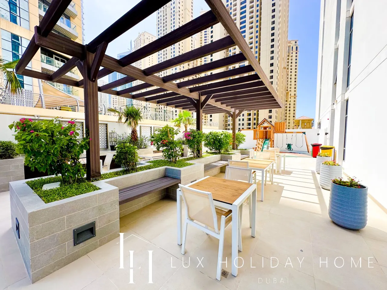 LUX LIV Contemporary Skyline Studio 16