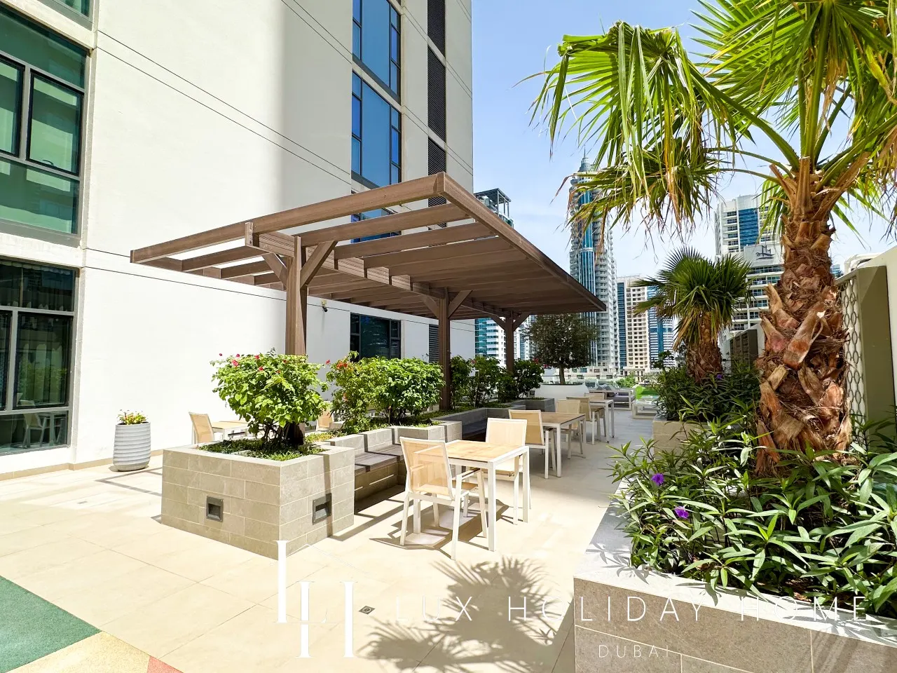 LUX LIV Contemporary Skyline Studio 17