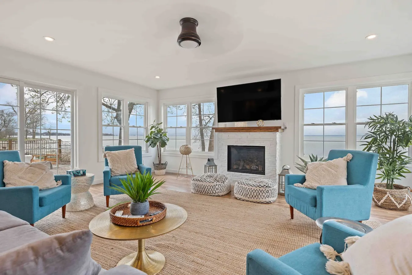 Crystal Beach Executive Waterfront Lakehouse 4