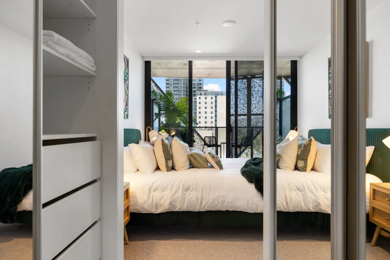 Skyline Retreat - A Refined City View Escape 16