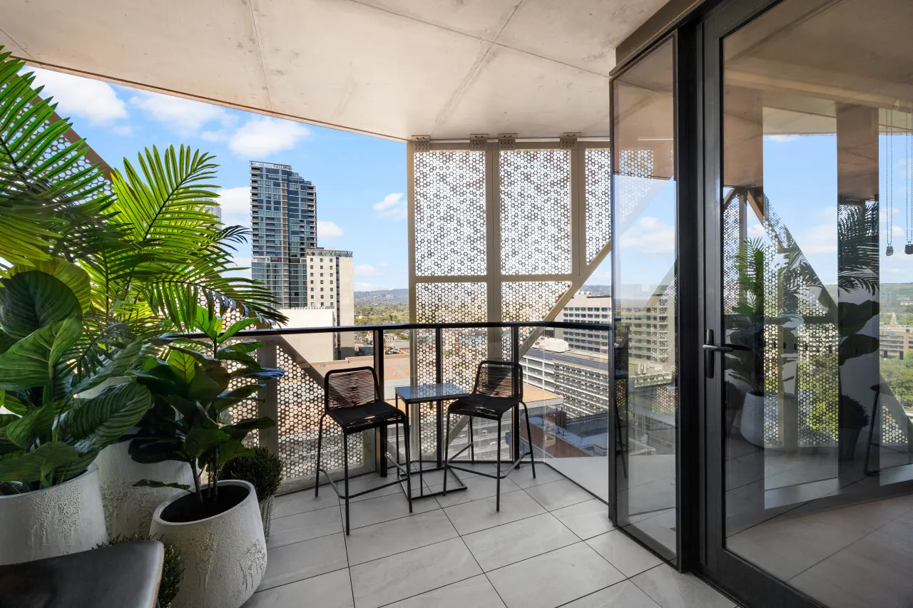 Skyline Retreat - A Refined City View Escape — photo 3