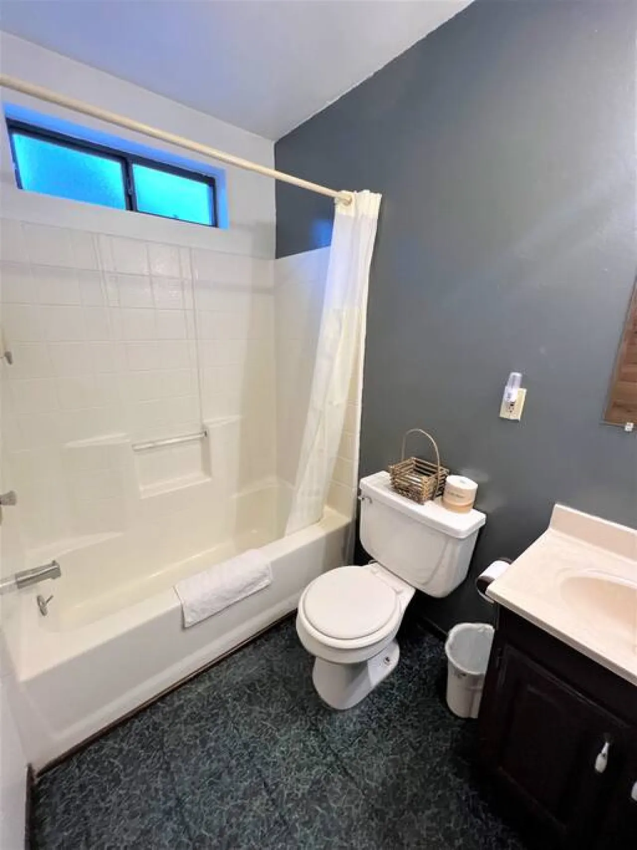 Serene 2 Bd Suite w/ Hot Tub - Bear Manor #11 6