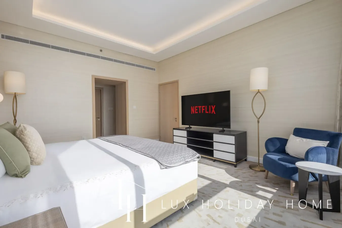 LUX Iconic Views at The Palm Tower Suite 7 10