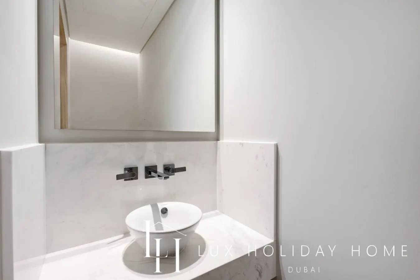 LUX Iconic Views at The Palm Tower Suite 7 17