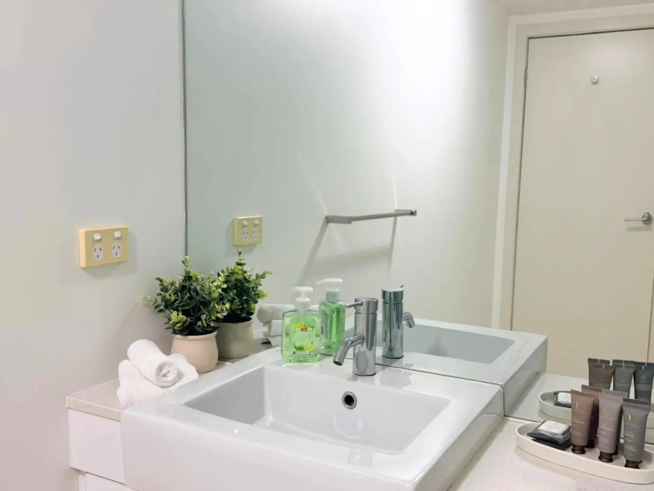 Esplanade Escape Apartment - 1Bed1Bath - HE1 11