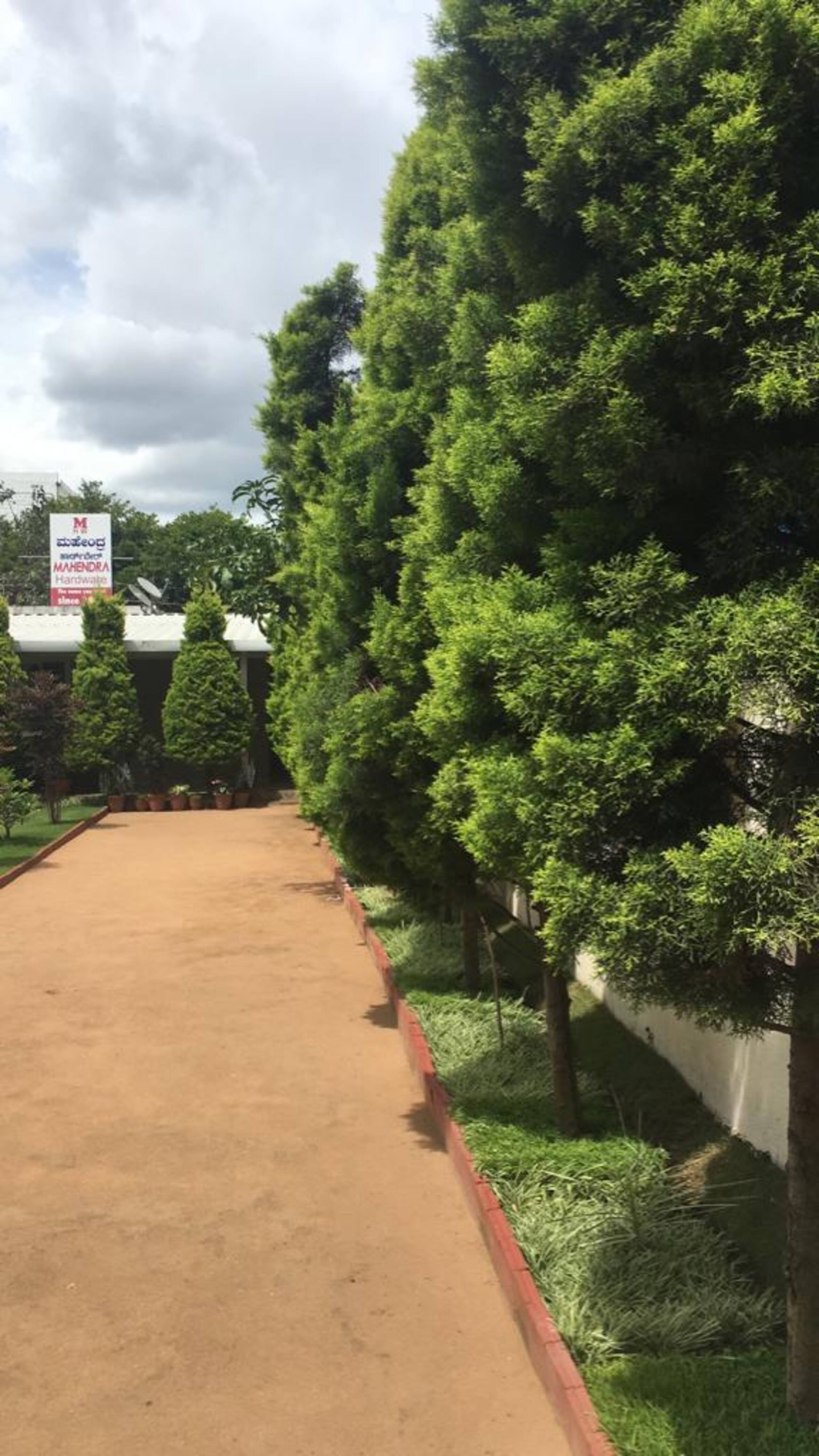 JM's Inn: Prime spot holiday home with a garden 14