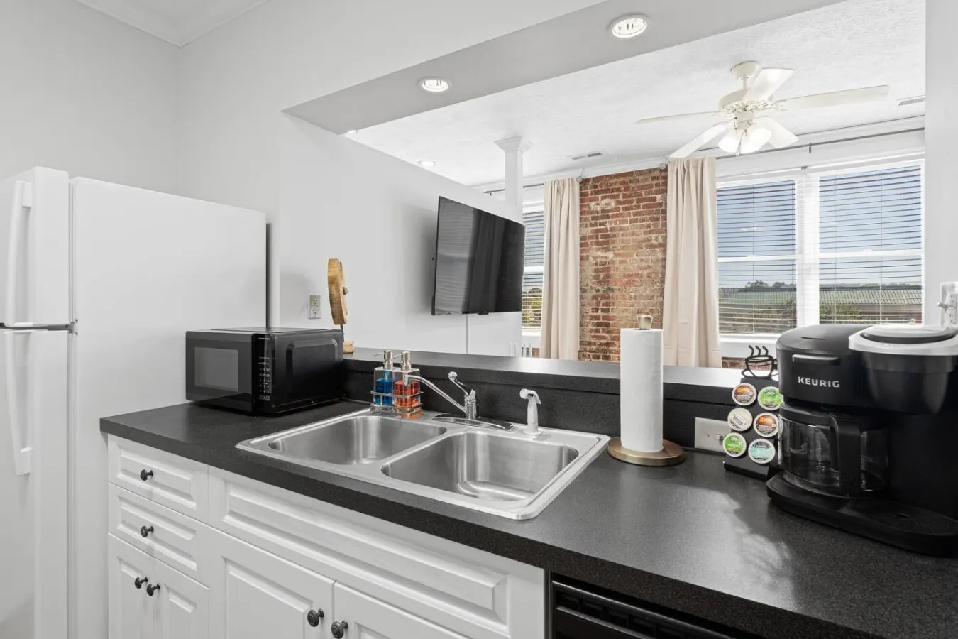 Stylish Maryville Loft 30 Mins to Smoky Mtns 15