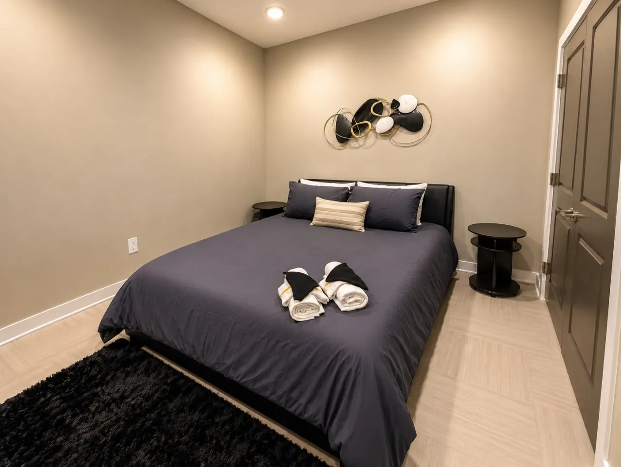 Skyline Escape 3BR + King Bed 14