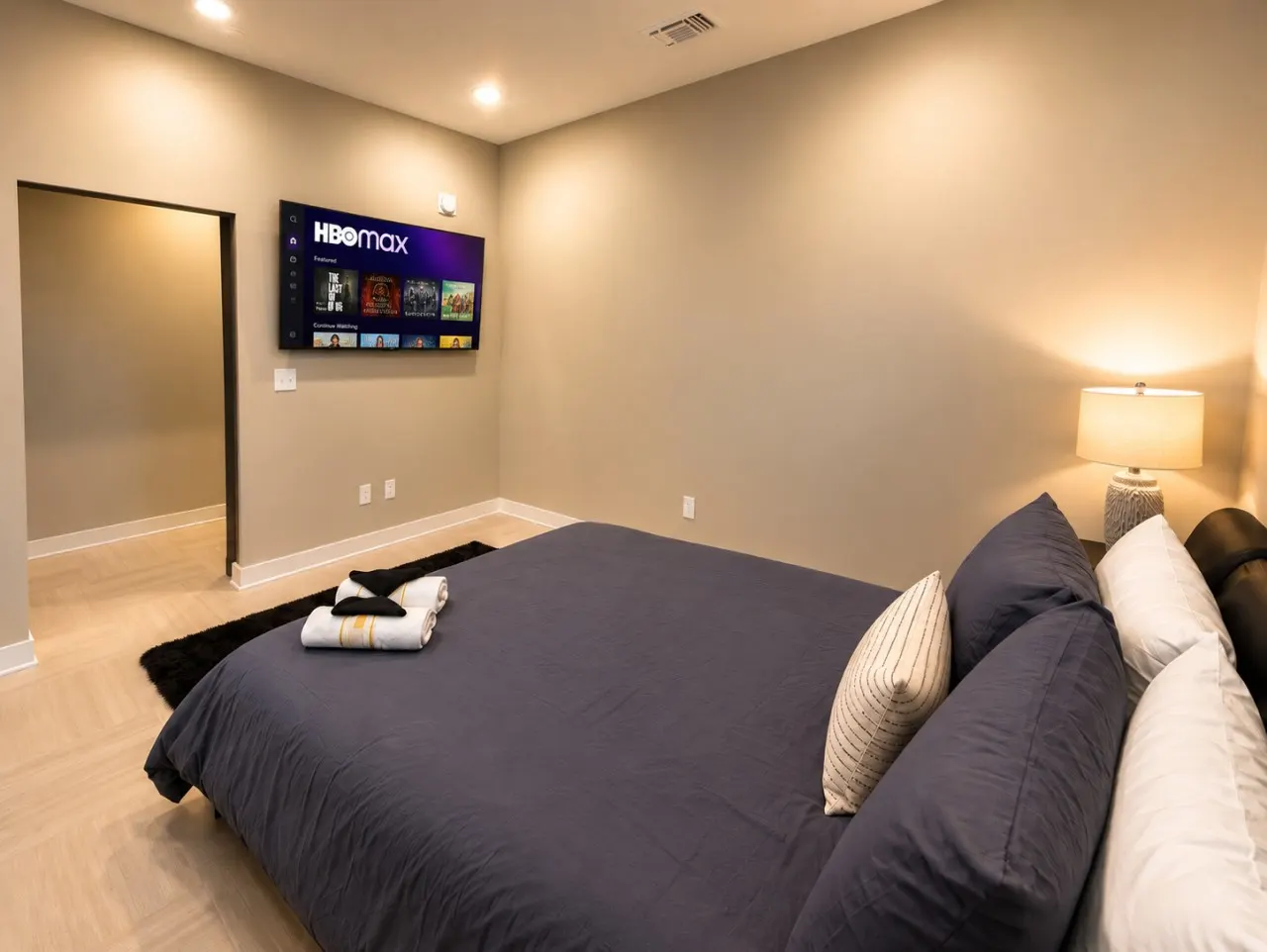 Skyline Escape 3BR + King Bed 18