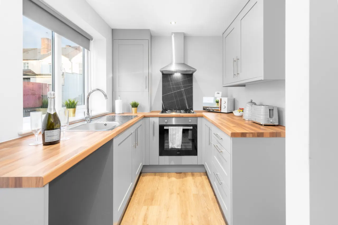 Stylish Two Bed - Two Parking Spaces - Stourbridge 10