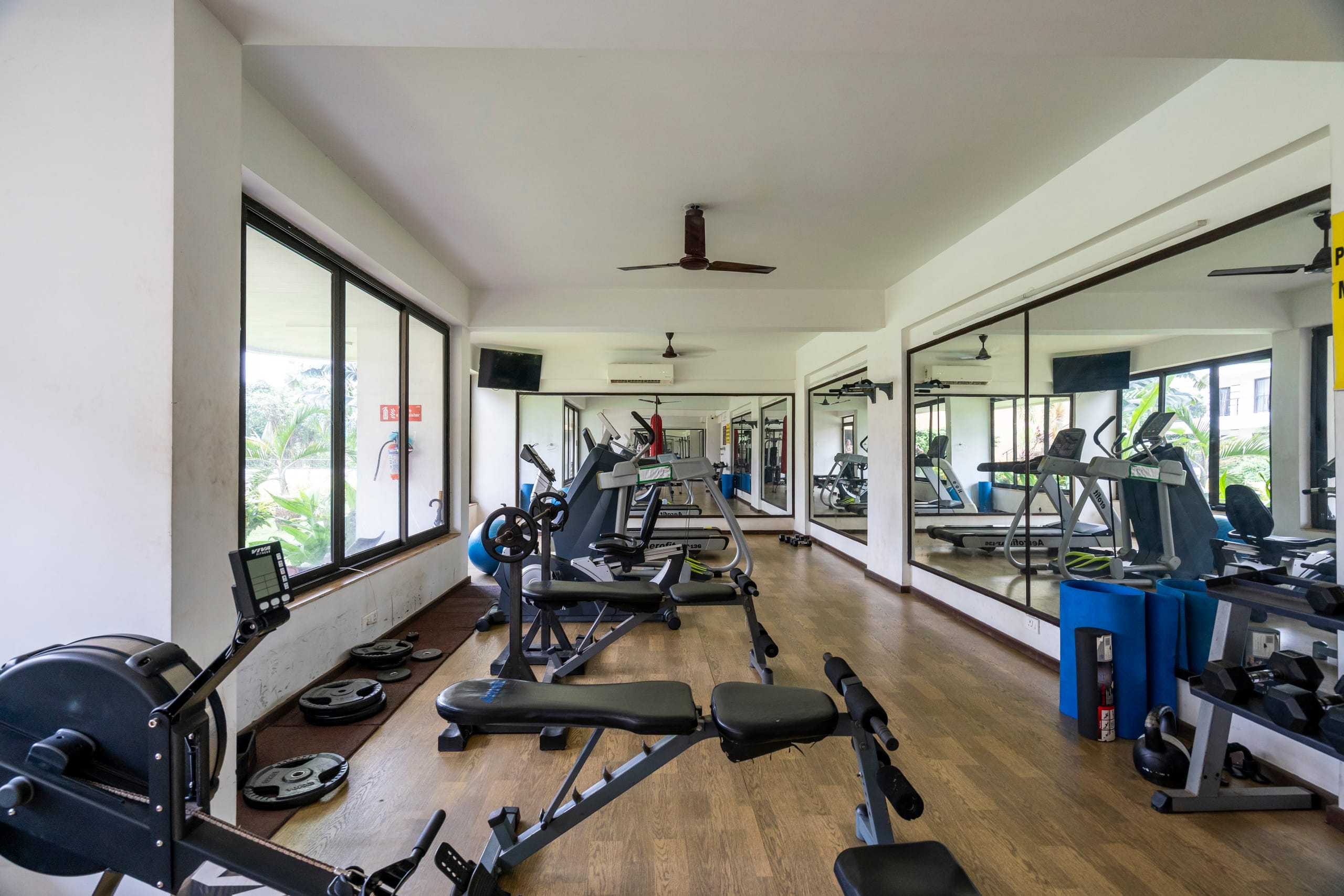 Staymaster SurfShore | 2BR w/ Pools & Gym in Baga 33