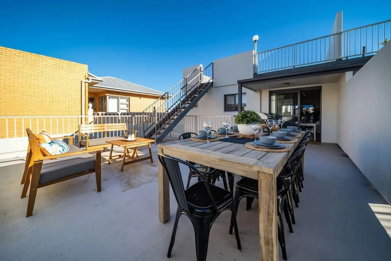 Higher Ground on Seaview—Rooftop Coastal Escape