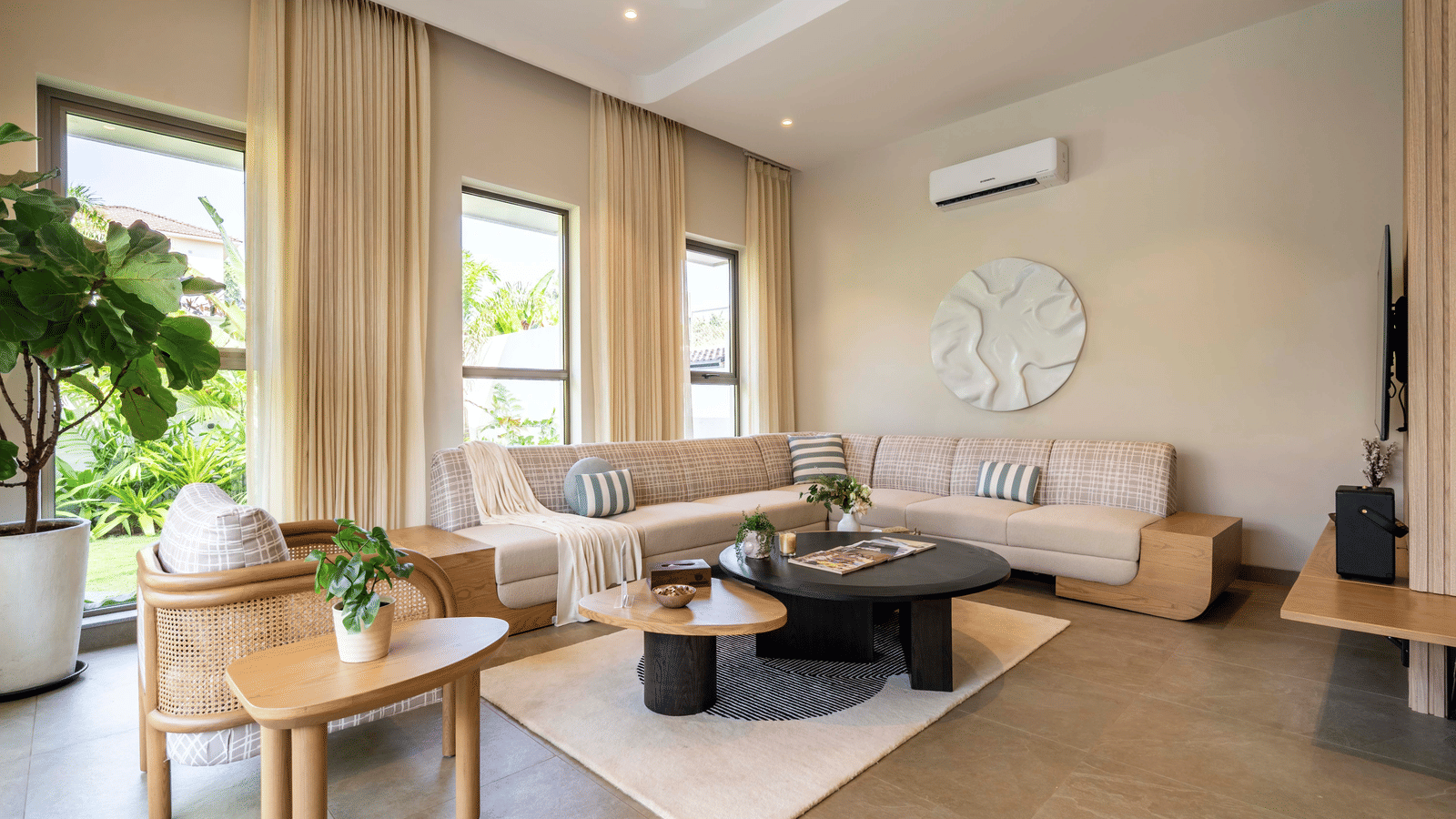 Lindsay Manor | VaNa | Private Pool | 1 KM Beach 14