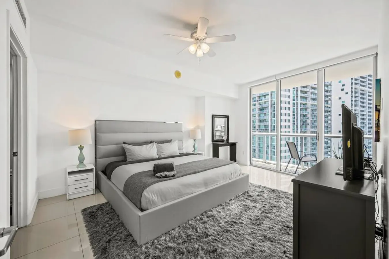 Gorgeous Unit At The W Building Priceless Location 3