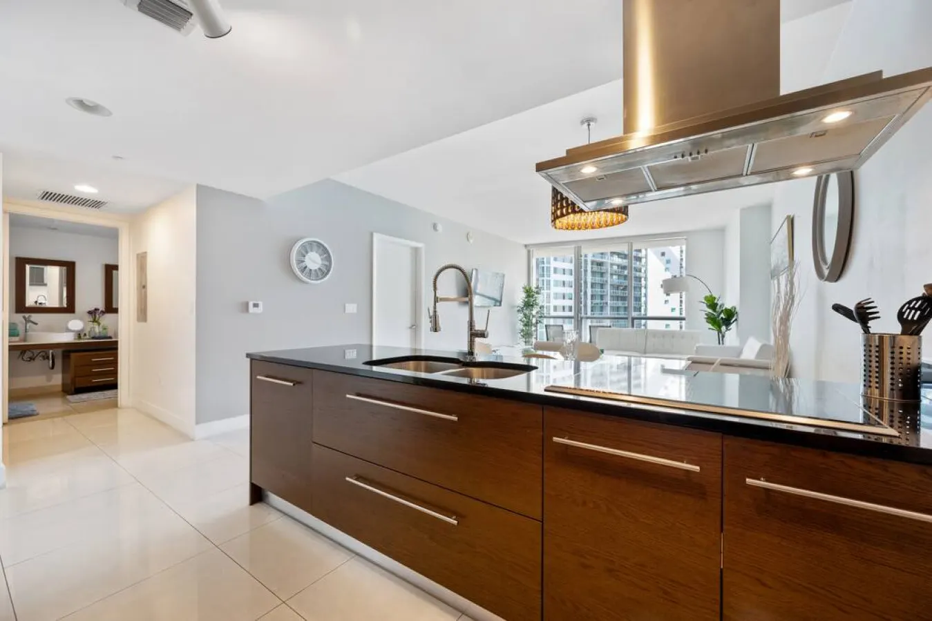 Gorgeous Unit At The W Building Priceless Location 4