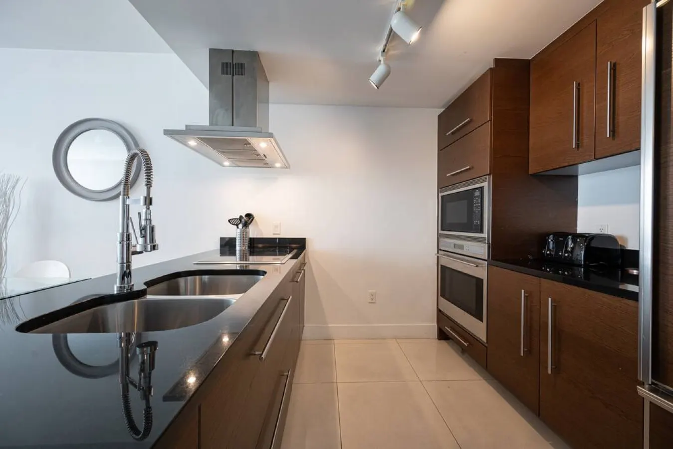 Gorgeous Unit At The W Building Priceless Location 8