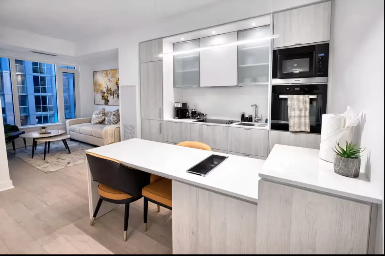 The Yorkville Stay Work-Desk 2