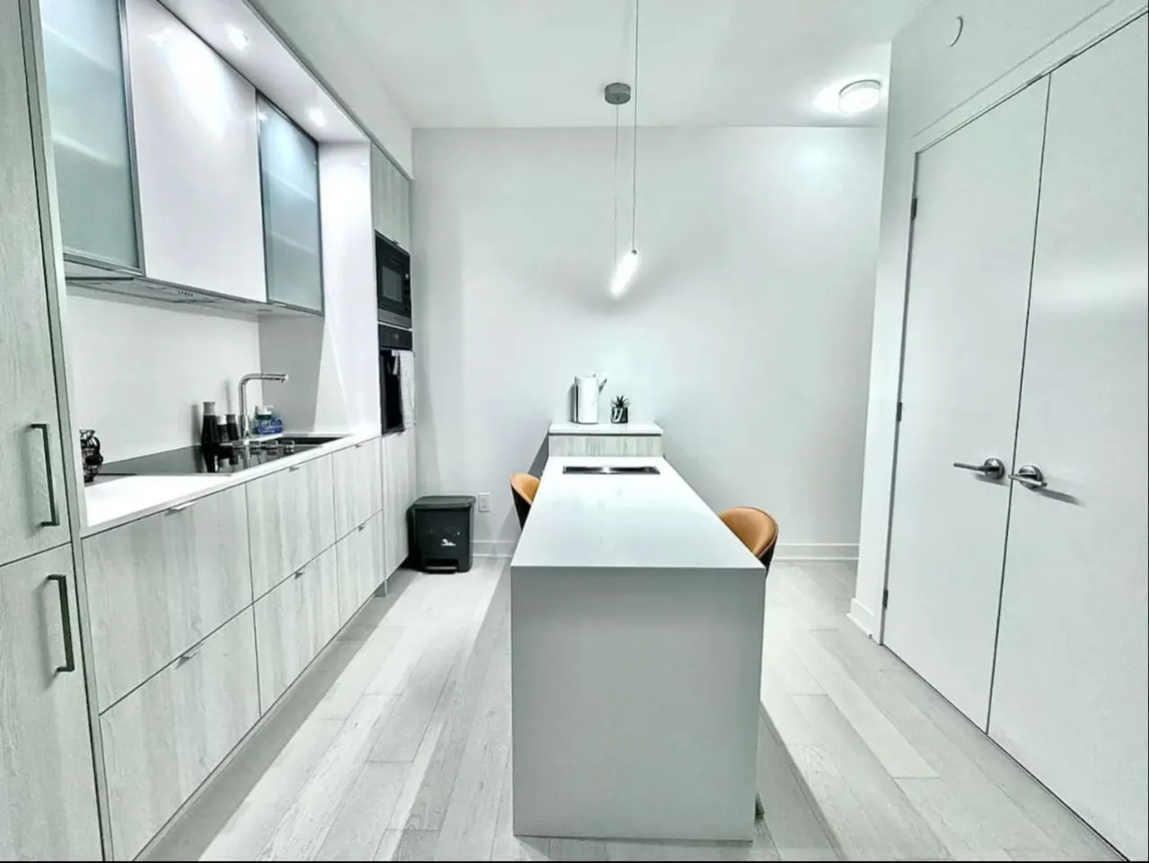 The Yorkville Stay Work-Desk 4