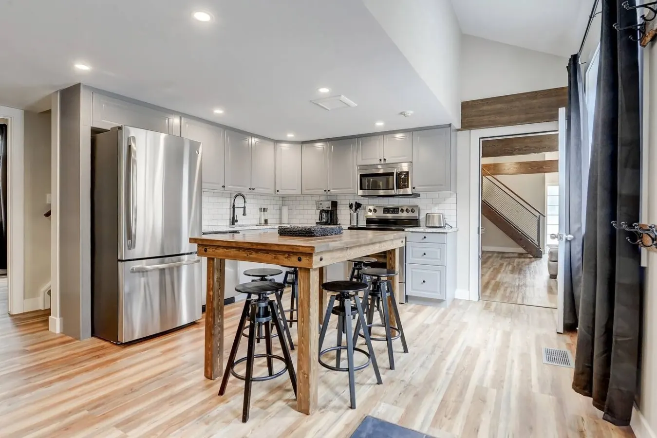 Mountain View Townhome with Pool & Banff Passes 4