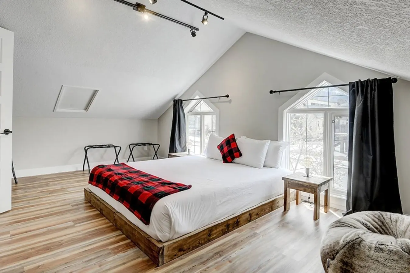 Mountain View Townhome with Pool & Banff Passes 7