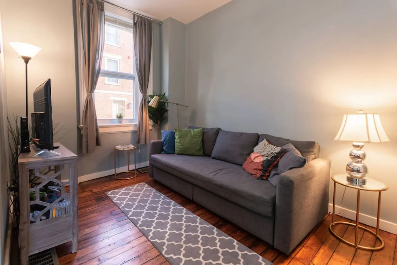Cozy Apt in Walkable Area Downtown w/ Parking 1