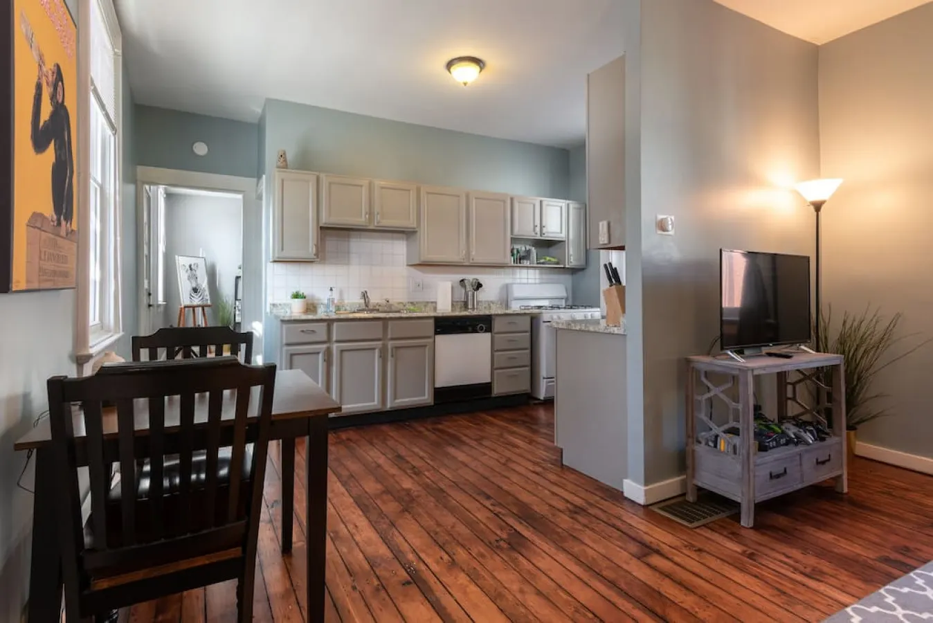 Cozy Apt in Walkable Area Downtown w/ Parking 2