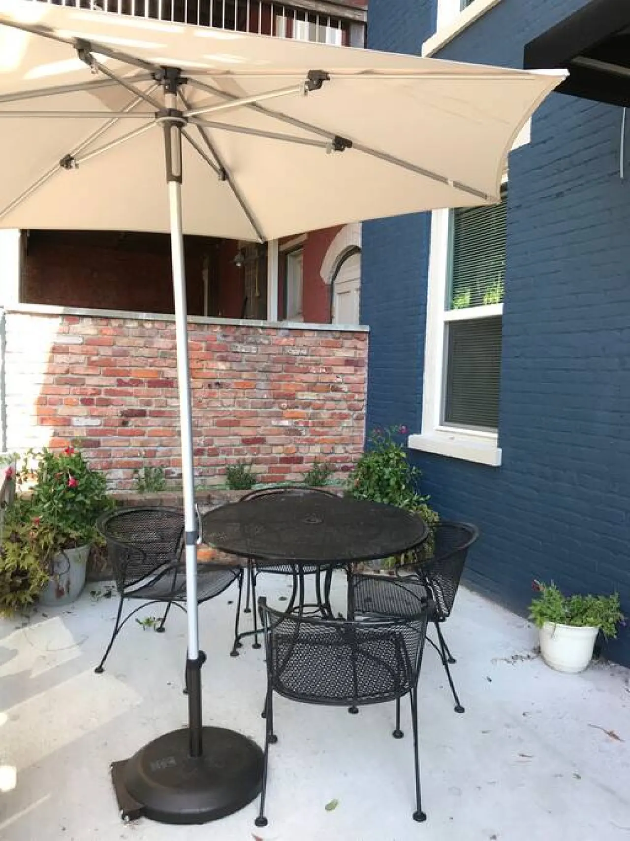 Cozy Apt in Walkable Area Downtown w/ Parking 6