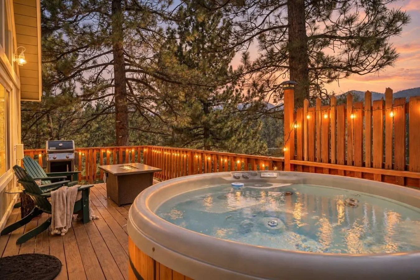 The Cozy Getaway| Hot Tub, Mtn View, Firepit, Deck