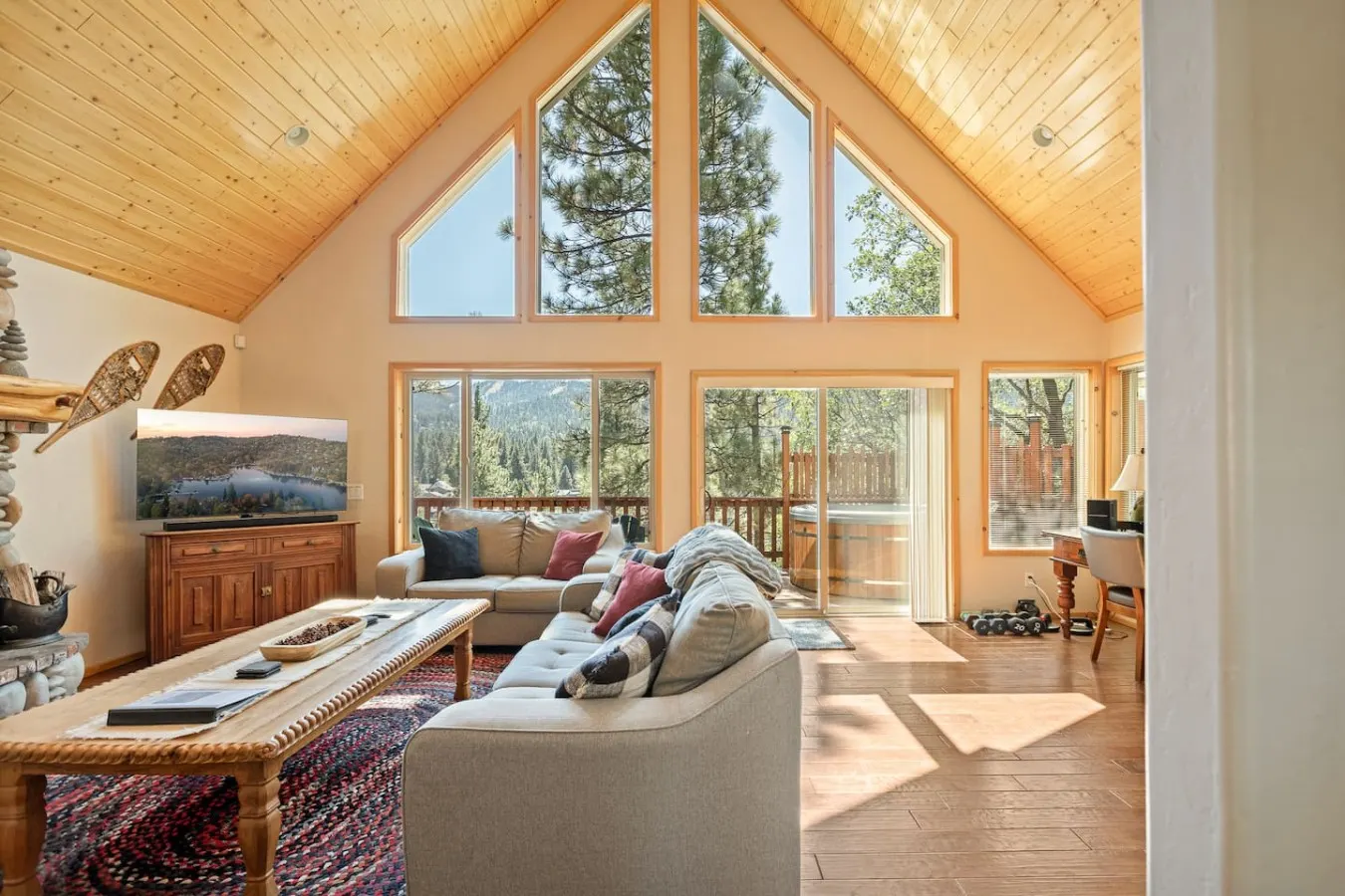The Cozy Getaway Hot Tub, Mtn View, Firepit, Deck 2