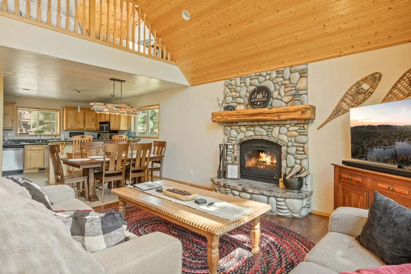 The Cozy Getaway Hot Tub, Mtn View, Firepit, Deck 3