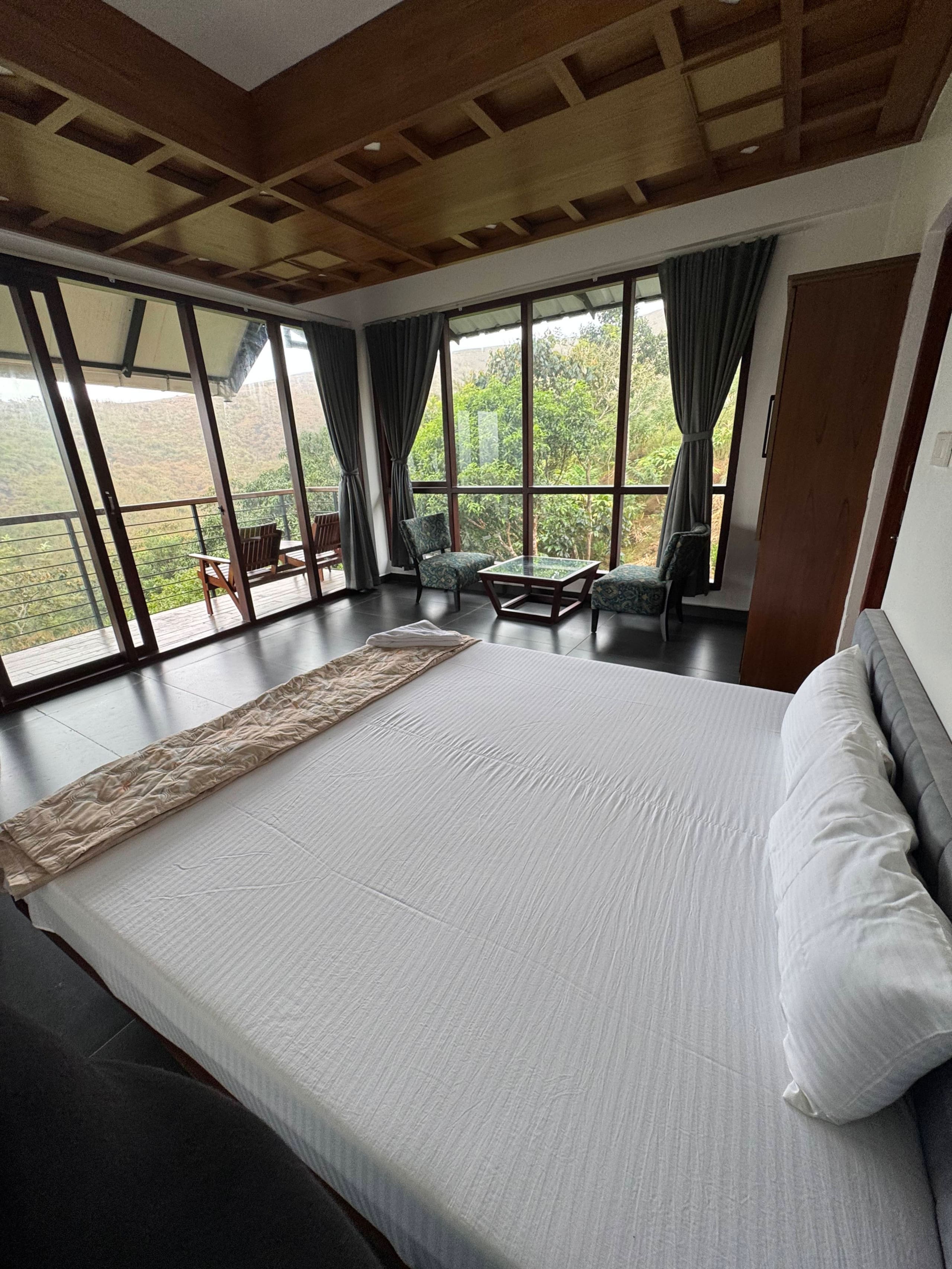 Sierra Trails: Modern 5BHK, hill-view, bfast incl 36
