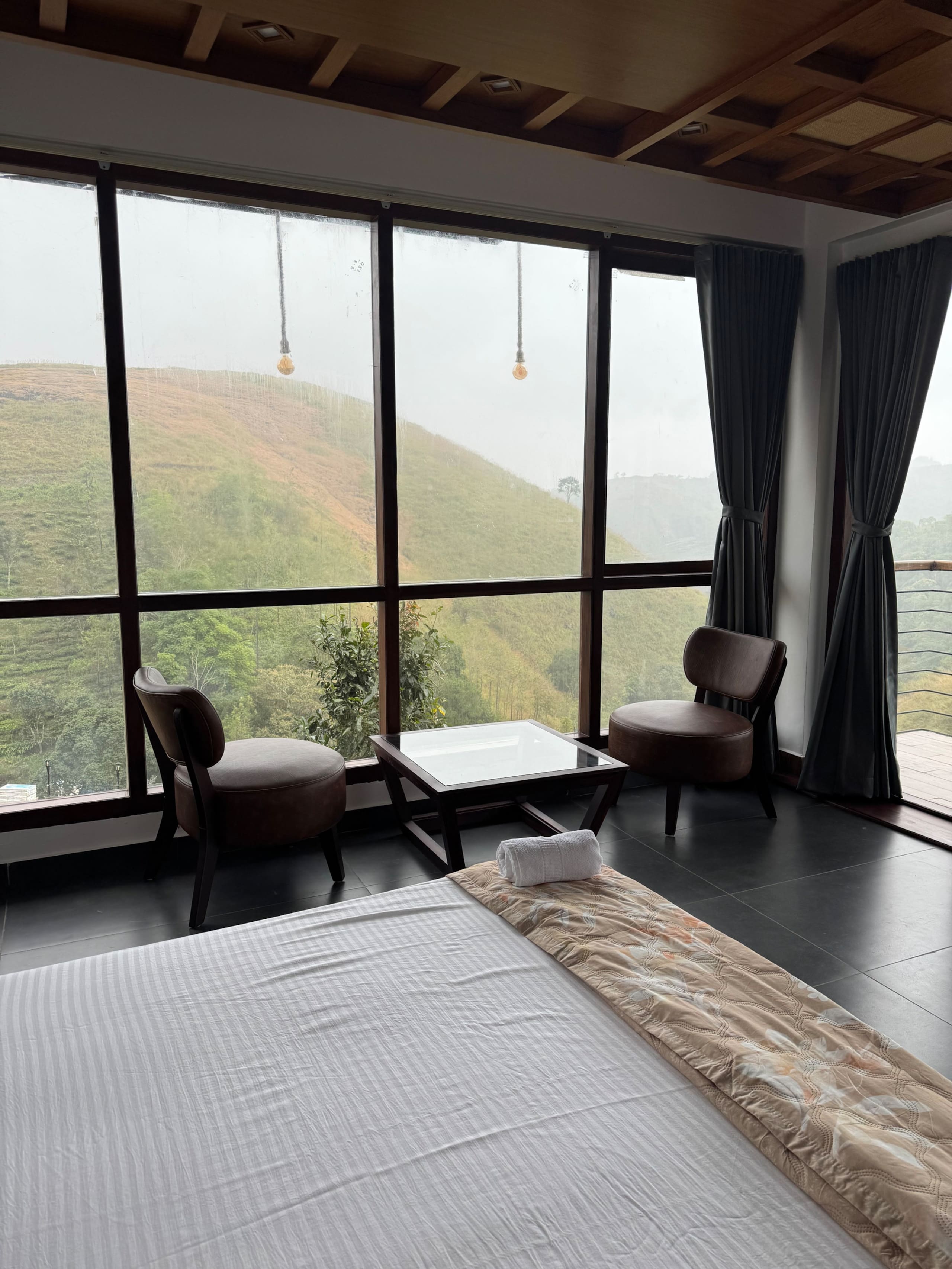 Sierra Trails: Modern 5BHK, hill-view, bfast incl 28